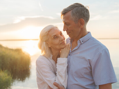 Una coppia di perennials su un lago al tramonto 
