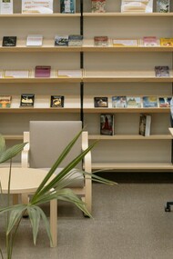 Homem faz pesquisa acadêmica em biblioteca. O tipo de conhecimento mais validado depende do propósito. O ideal é que os dois sejam vistos como complementares: o conhecimento acadêmico oferece rigor e generalização, enquanto o conhecimento empírico fornece experiência e contexto