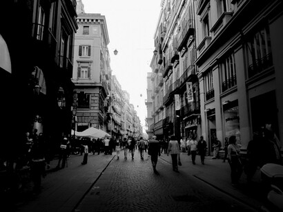 Napoli, città doppia, se non tripla, se non addirittura multipla, dotata di carattere e di indole che sembrano sfuggire a definizioni stabili