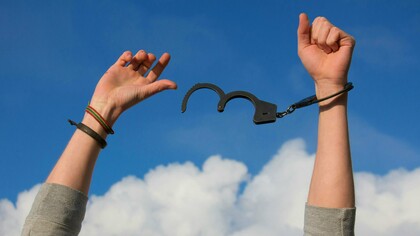 Algemas abertas. Como águias, somos convidados a voar alto e buscarmos as montanhas para, de lá, termos uma visão mais ampla da existência. A liberdade abre espaço para pensarmos sobre os condicionamentos da vida que não nos deixam escolhas. Há muitos obstáculos intransponíveis que nos tolhem a liberdade, não podemos mudá-las, mas podemos ressignificá-las