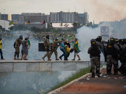 Seria um simples ato de ignorância? Na Esplanada dos Ministérios, Brasília, Brasil