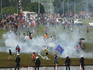 Superar la cultura del silencio y la apatía de este personal en torno a las cuestiones de derechos humanos; esto implica que tendrán que trabajar más directamente con las comunidades. Manifestación en Brasilia, noviembre 2016, Brasil