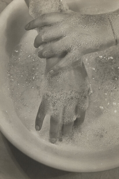 Ringl + Pit (German). Soapsuds. 1930. Gelatin silver print. 7 x 6 1/4″ (17.8 x 15.9 cm). Acquired through the generosity of Roxann Taylor. © 2014 Galería Jorge Mara-La Ruche