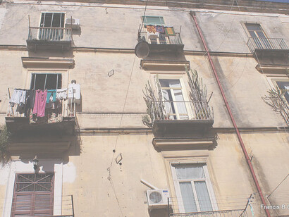 Rione Sanità, Napoli, Italia. È qui, in questa Napoli dolente e meravigliosa, che Felice torna, per riabbracciare la madre anziana