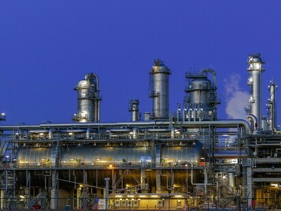 Una extensa red de torres industriales y tuberías