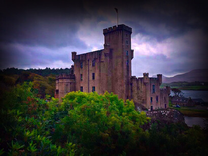 Walter Scott, il celebre scrittore scozzese in visita al castello di Dunvegan nel 1814 dice di aver appreso dei tre attributi magici della bandiera