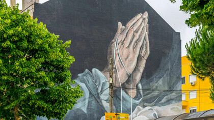 Reinterpretação de Regg Salgado das Mãos em Oração, em Lisboa; Portugal