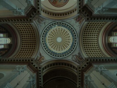 Gli affreschi sul soffitto di una chiesa