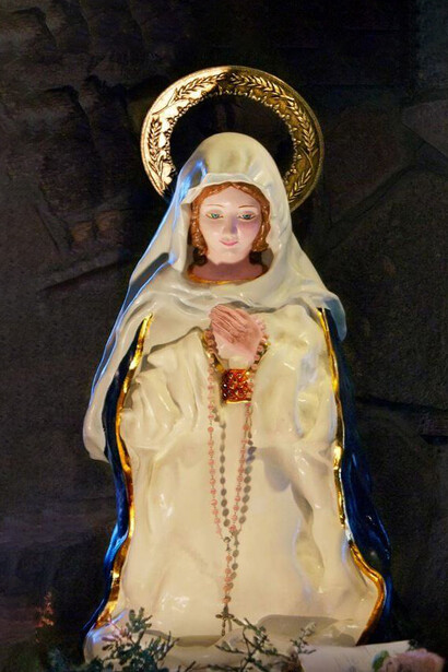 La Virgen se apareció a María Livia en 1990, describiéndose como una joven de 14 años con ojos azules y un manto azul