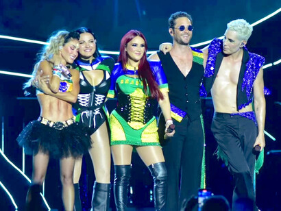 Integrantes do RBD cumprimentam a platéia em show no Rio de Janeiro, Brasil (2023)