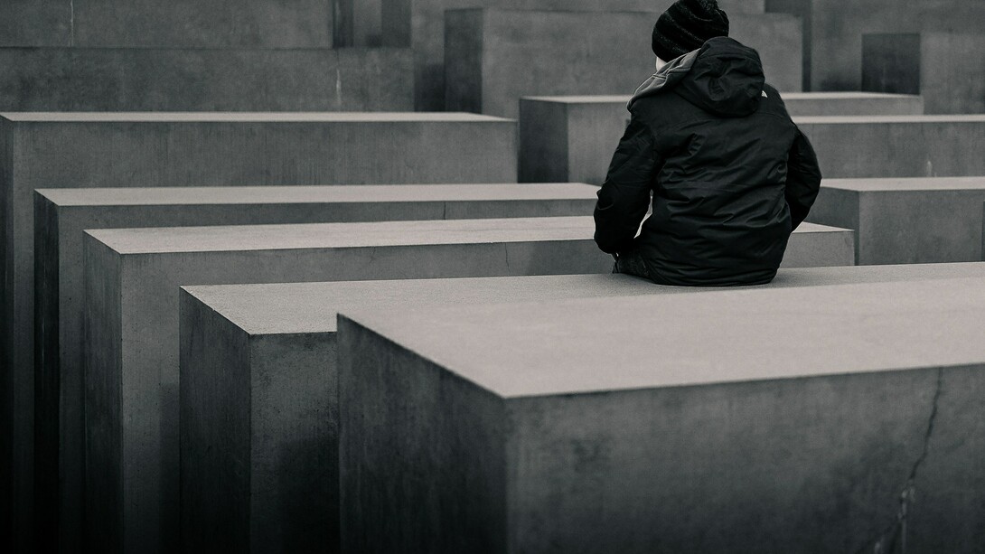 Un niño en el »Monumento a los judíos de Europa asesinados», Berlín