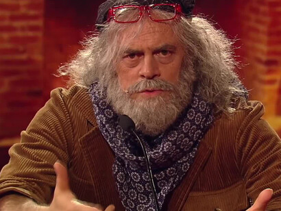 Crozza nell'imitazione di Mauro Corona