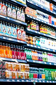 Refrigerantes e outras bebidas ultraprocessadas em prateleira