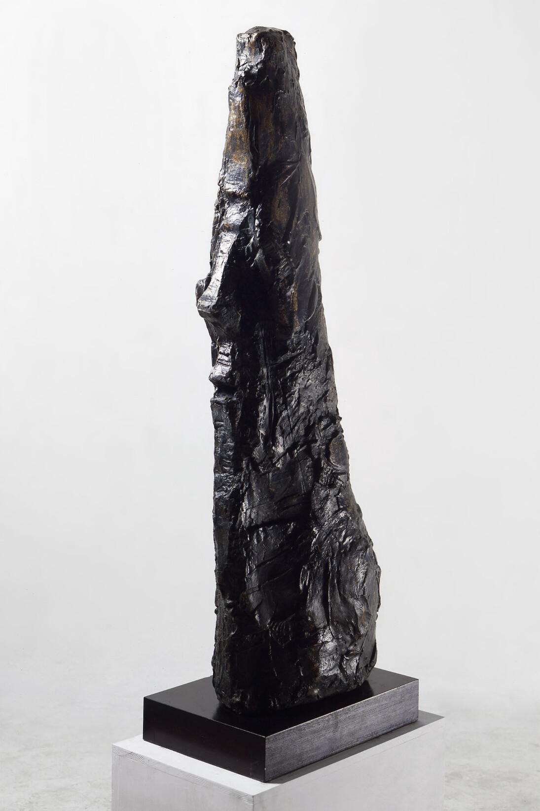 Per Kirkeby (* 1938), "Arm und Kopf IV", 1983, Bronze, 122 x 25 x 47 cm, Courtesy: Daniel Blau Munich/London