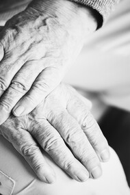 Embora o tremor essencial e o tremor parkinsoniano possam parecer semelhantes à primeira vista, eles são condições distintas com características, causas e abordagens de tratamento diferentes. O tremor essencial é geralmente uma condição benigna, embora possa ser incapacitante em casos graves, enquanto o tremor parkinsoniano é um sinal de uma doença neurodegenerativa progressiva