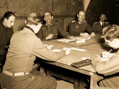 Il Magg. Gen. Alfred M. Gruenther, Capo di Stato Maggiore del 15° Gruppo d'Armata, discute i termini di resa delle forze armate tedesche in Italia, Firenze