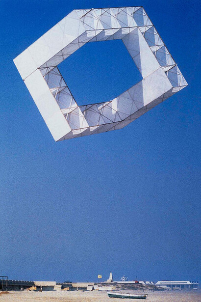 José María Yturralde, Estructura volante (serie Cubos), 1977. Cortesía del Museo de Arte Abstracto Español
