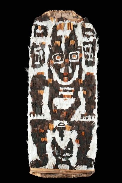 Federmosaik-Tafel, Holz, Fasern, Federn, 88 × 4,5 × 36 cm, Kambot-Sprachgruppe, Dorf Kam-baramba [Kumbragumbra], Gesammelt vermutlich durch Richard Thurnwald, Erworben 1913, Berlin, Ethnologisches Museum, Inv. Be VI 38609, © Staatliche Museen zu Berlin – Preußischer Kulturbesitz, Ethnologisches Museum, Foto: Martin Franken