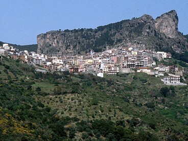 L'entroterra sardo è caratterizzato da colline, montagne e vaste aree verdi. In Foto Ulassai, Sardegna, Italia