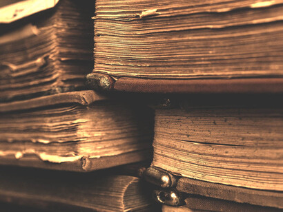 Libri. I libri si possono distruggere anche in altri modi: immettendo, per esempio, sul mercato talmente tanti libri senza contenuti o totalmente manipolati da rendere difficile orientarsi nella ricerca di quelli preziosi e utili per la propria evoluzione personale e per la diffusione dello spirito critico nella società