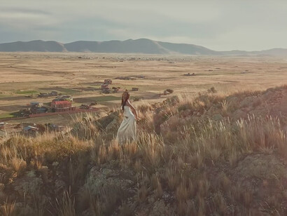 'Irregular', dirección de Fabrizio Catalano: Fátima Lazarte sobre una montaña en el altiplano de boliviano