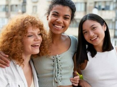 Amigas. Inventar uma nova pessoa, determinar novos parâmetros para o próprio comportamento abre horizontes e também instala os falsos ídolos. “Meu espelho é o mundo, é a plateia que me aplaude, sou o que ela me permite ser”. Vive-se para conseguir, e depois continuadamente, para manter o conseguido. Sem aplausos a plateia ameaça




