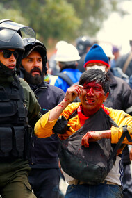 2019 fue el año en el que el Latinoamérica estalló de norte a sur: en la imagen, la policía se lleva a un manifestante ensangrentado que protestaba en La Paz tras el golpe de Estado que derrocó en Bolivia a Evo Morales