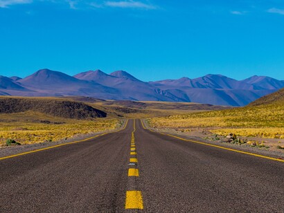 La distanza tra di loro è colma di ricordi e speranze mai realizzate, un mare di possibilità perdute