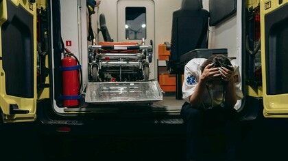 Burnout. O nome técnico é esse. Uma síndrome de esgotamento profissional reconhecida pela Organização Mundial da Saúde (OMS) desde 2019. É caracterizada por três dimensões: exaustão emocional, despersonalização e sensação de ineficácia. Mas isso, traduzido para o cotidiano, significa o seguinte: não é apenas estar cansado. É não conseguir mais. É levantar da cama com um peso no peito. É trabalhar no automático, sem brilho no olhar, sem vínculo, sem sentido