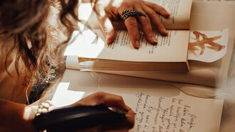 A literatura sáfica representa um refúgio para jovens em busca de identidade. Com autoras como Elayne Baeta, vemos histórias de amor entre mulheres conquistando espaço e transformando o mercado editorial