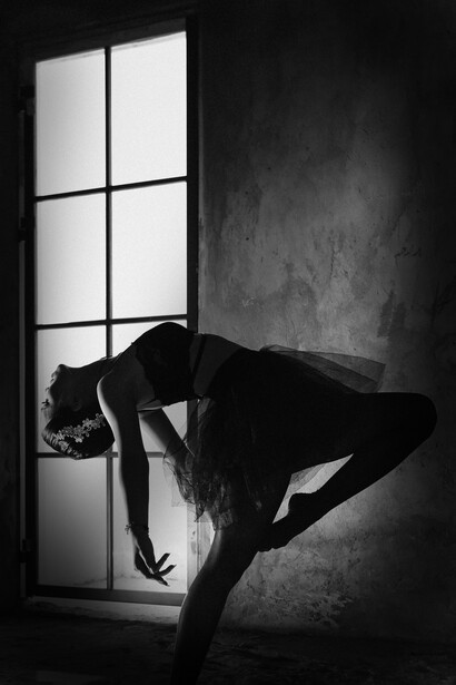 Joven bailando ballet. En Petite Mort, de Jiří Kylián, se utiliza el movimiento para explorar la dualidad entre el placer y el dolor, la vida y la muerte