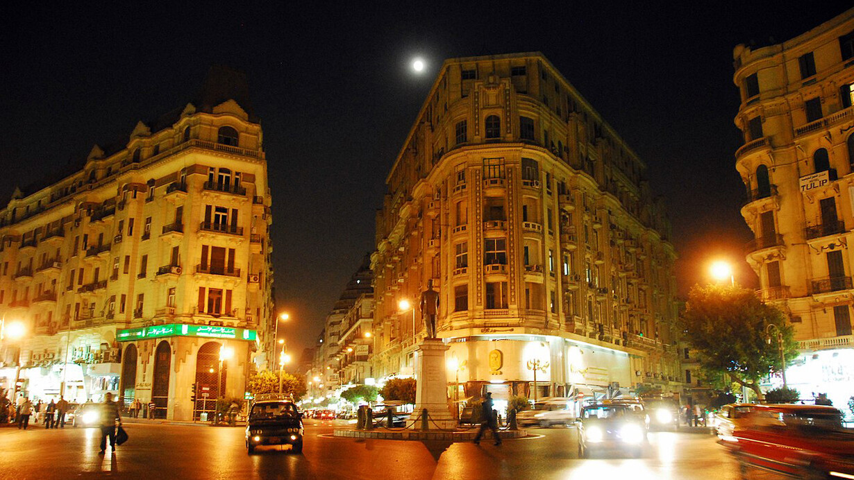 Talaat Harb di notte, cuore commerciale del Cairo