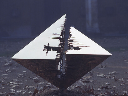 Arnaldo Pomodoro, Colpo d’ala, 1984  bronzo, 150 x 180 x 208 cm (foto Carlo Orsi). Courtesy of Palazzo Reale