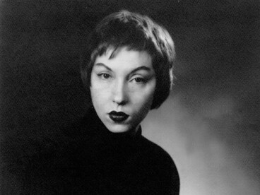 Clarice Lispector em retrato marcado pela expressão introspectiva. Sua obra revolucionou a literatura brasileira ao transformar a experiência interior e os limites da linguagem em centro da narrativa. A autora levou a prosa brasileira a explorar o indizível. Sua escrita mostrou que a literatura também se constrói nas perguntas que a linguagem faz a si mesma