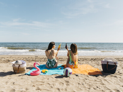 Empacar para el verano es una gran oportunidad para abrazar la moda sostenible. Busca prendas hechas con algodón orgánico, linos ecológicos o materiales reciclados