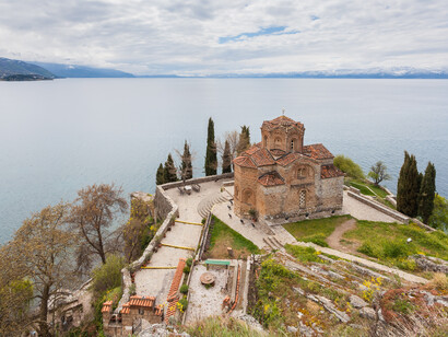 Macedonia era de las repúblicas menos desarrolladas de Yugoslavia, había paz y tranquilidad en especial terminada la guerra civil en Grecia. La iglesia de San Juan en la playa de Kaneo, del siglo XIII, en el acantilado sobre el lago Ohrid, 2014 en Macedonia del Norte