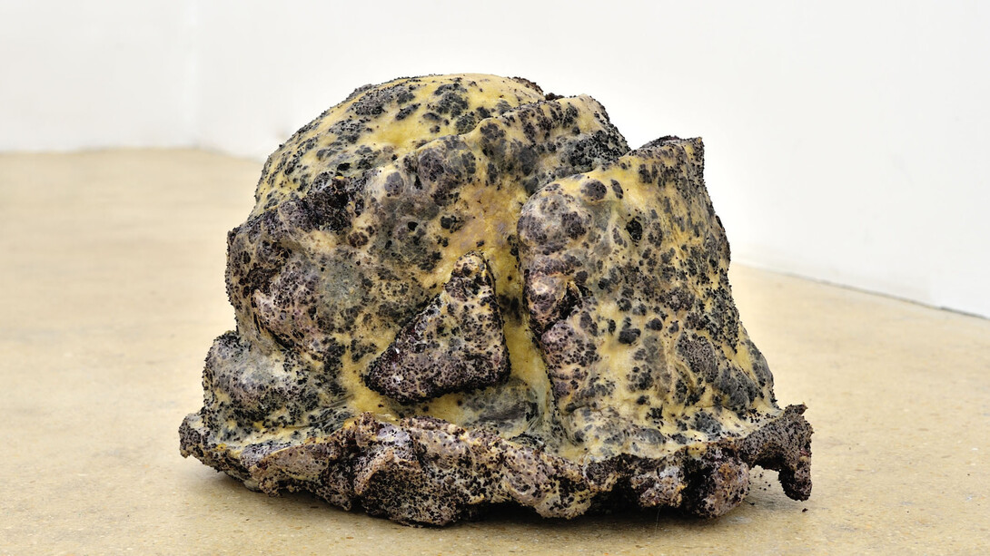 Bruno Botella, Mangonneau ivre, 2014 copolimero di acrilammide, lattice, vino rosso / acrylamide copolymer, latex, red wine, 28×41×28 cm