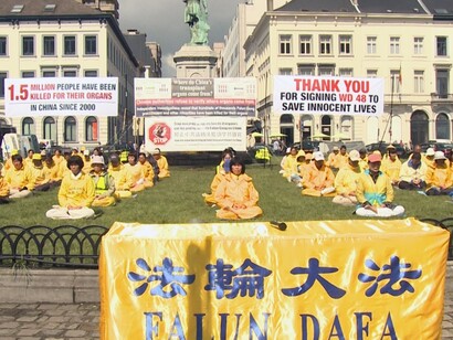 In molte città europee i praticanti del Falun Gong organizzano proteste silenziose per denunciare le persecuzioni subite in Cina