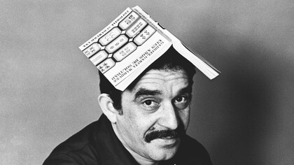Gabriel García Márquez posa con un ejemplar de su obra «Cien años de soledad»