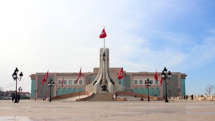 Monumento Nazionale della Kasbah (arabo: المعلم الوطني بساحة القصبة), più semplicemente chiamato Monumento Nazionale. Si trova al centro della piazza della Kasbah di Tunisi, Tunisia