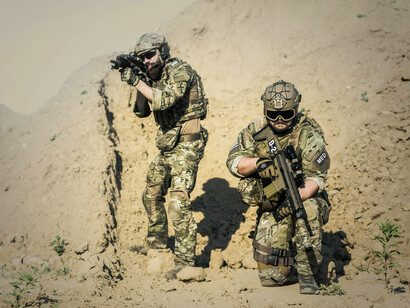 La guerra destruye estructuras sociales y materiales, liberando energía caótica que puede ser reconducida hacia la reconstrucción