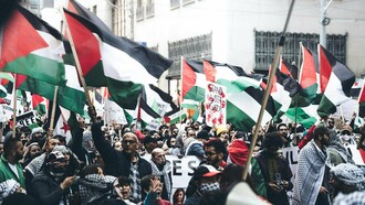 Une foule de manifestants avec des drapeaux palestiniens