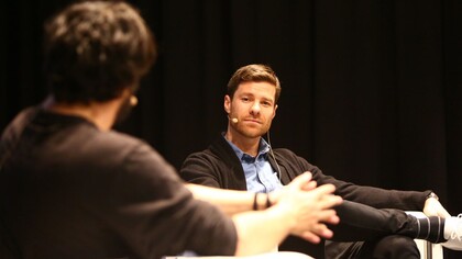 Alonso è stato un leader in campo, famoso per la sua compostezza, il suo gioco pulito e il suo carisma, dimostrando come un giocatore possa comandare senza alzare mai troppo la voce. Foto Real Sociedad