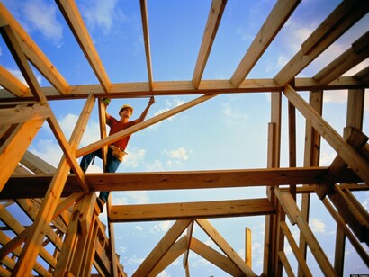 Trabalhando na construção de uma casa