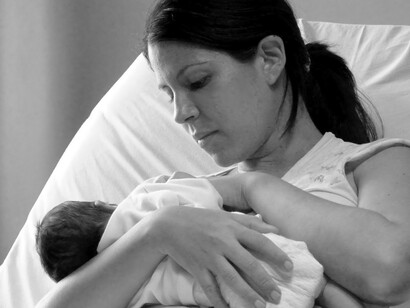Una madre con su bebé recién nacido