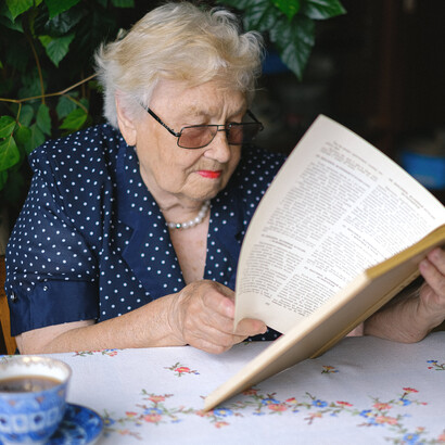 Senhora lê suas poesias favoritas