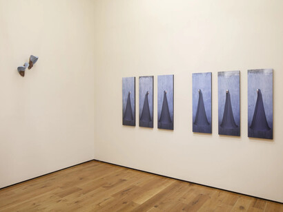 Maïmouna Guerresi, A’ishah: Los caminos del alma, vista de exhibición. Cortesía de la Galería Mariane Ibrahim