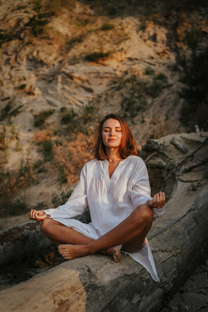 Méditation de pleine conscience. Cette pratique est utilisée actuellement dans plusieurs formes de thérapies holistiques et de nombreux métiers dans la relation d’aide 