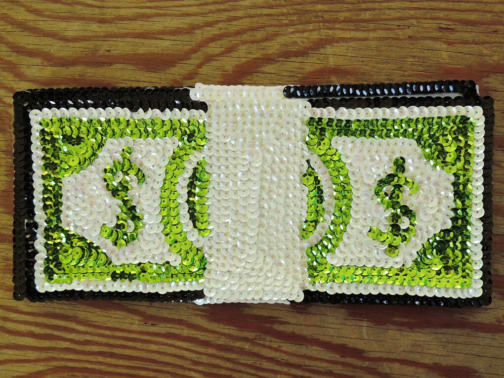 Daniel González, One Hour Dream Life Work, 2015, paillettes cucite a mano su tela, 11 x 24 x 2 cm, Courtesy
dell'Artista