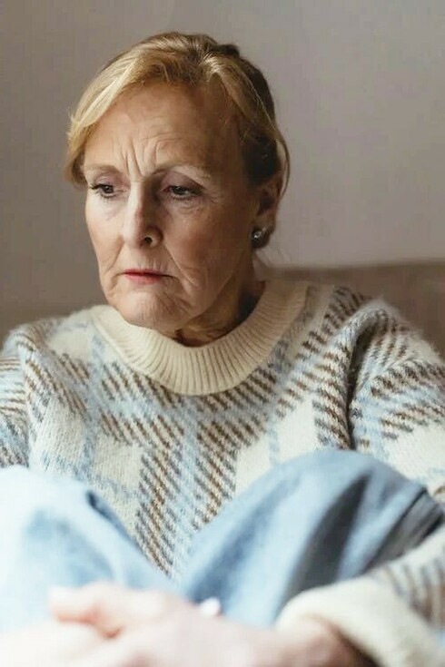 Ciascuna e ciascuno di noi, nelle scelte importanti, può trovarsi a vivere un dilemma. Il dilemma è la consapevolezza del dolore che quella scelta genera, della sofferenza che comporta, della lacerazione che una decisione, qualunque decisione, porta con sé